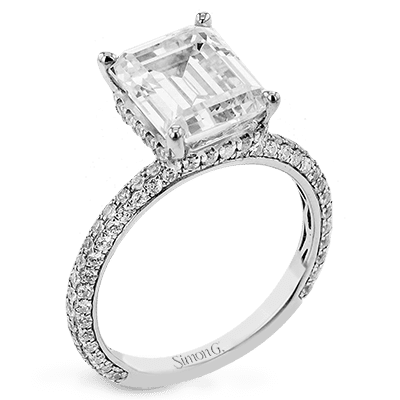 Engagement Ring in 18k Gold with Diamonds