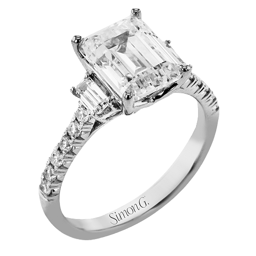 Engagement Ring in 18k Gold with Diamonds